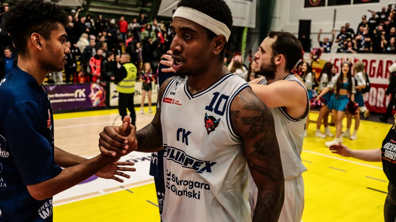 Triple-double alert! De'Monte Buckingham napisał historię!