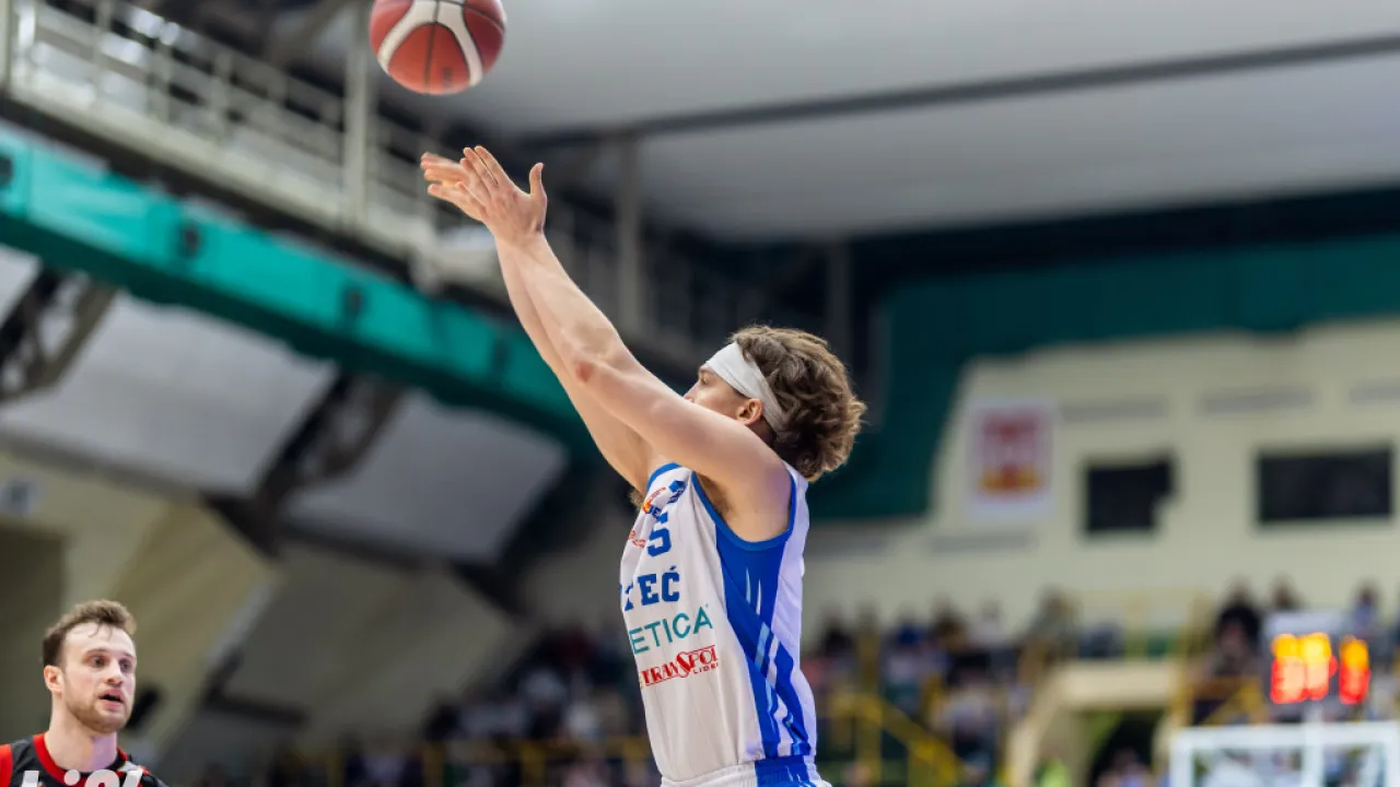 Kto tak pięknie w kosza gra!