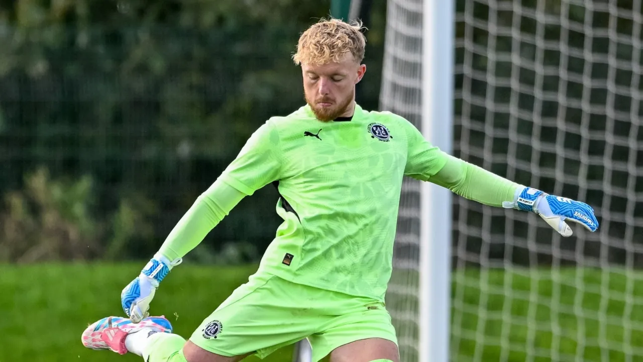 Yellows sign Fleetwood Town goalkeeper on loan