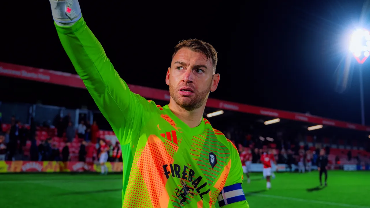 Experienced goalkeeper Jamie Jones completes Yellows move