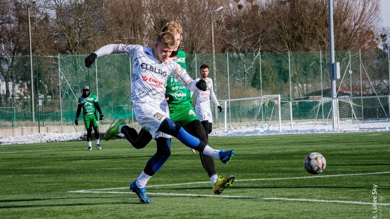 Grad bramek w sparingu z Mławianką