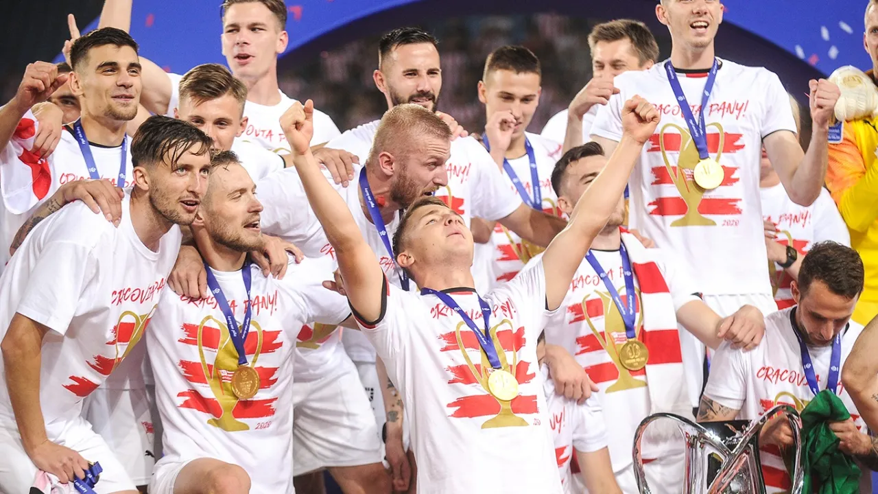 Szaliki pucharowe dostępne na naszej Oficjalnej Celebracji!