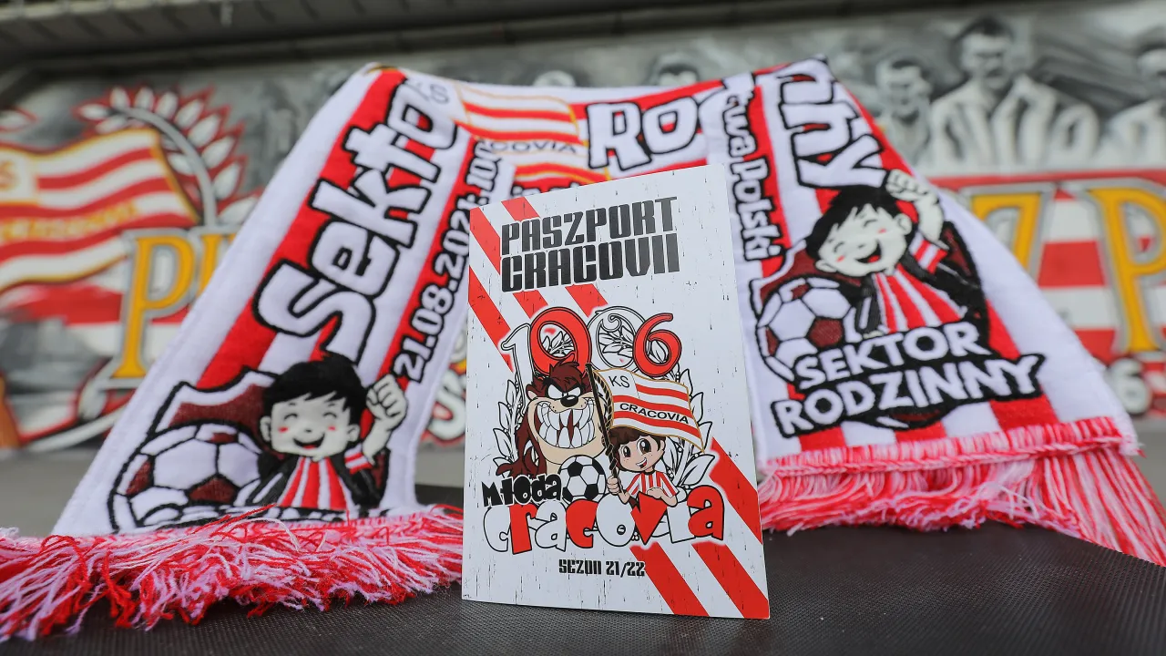 Pamiątkowe szaliki dla posiadaczy Paszportów Cracovii już w sobotę na Sektorze Rodzinnym