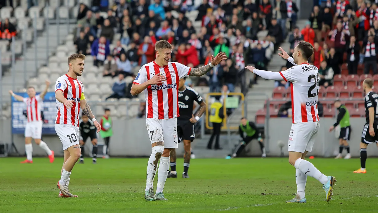 Pobierz pasiastą tapetę!