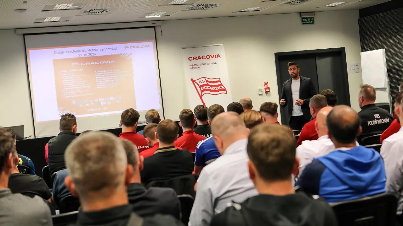 CRACOVIA COACHING ACADEMY - CYKL SZKOLEŃ ONLINE DOTYCZĄCYCH SPECYFIKI PRACY W AKADEMII CRACOVII