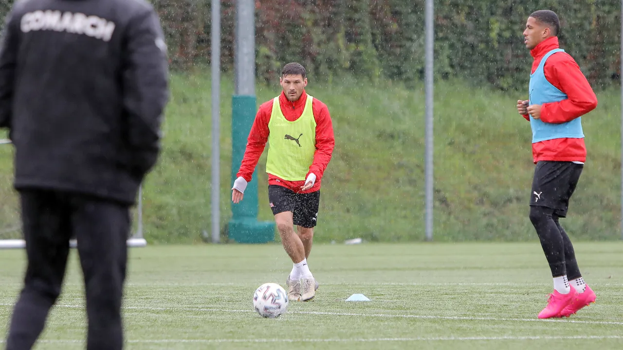 Deszczowe przygotowania do meczu z Piastem [FOTO]