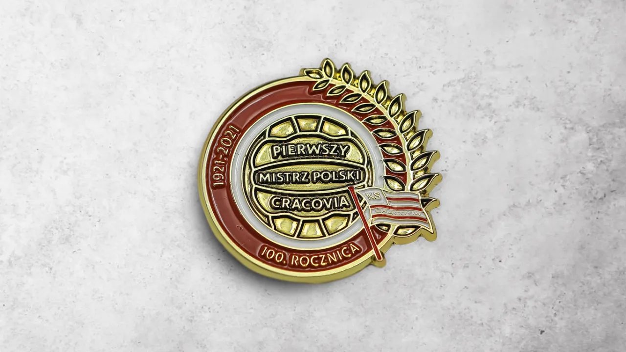 Pamiątkowe piny i szaliki na 100-lecie Mistrzostwa 1921 dostępne w sprzedaży online