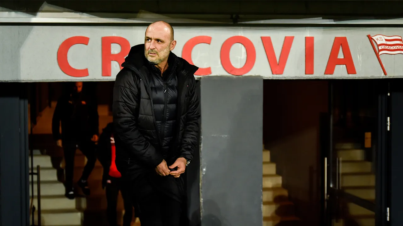 Trener Michał Probierz na dłużej w Pasach!