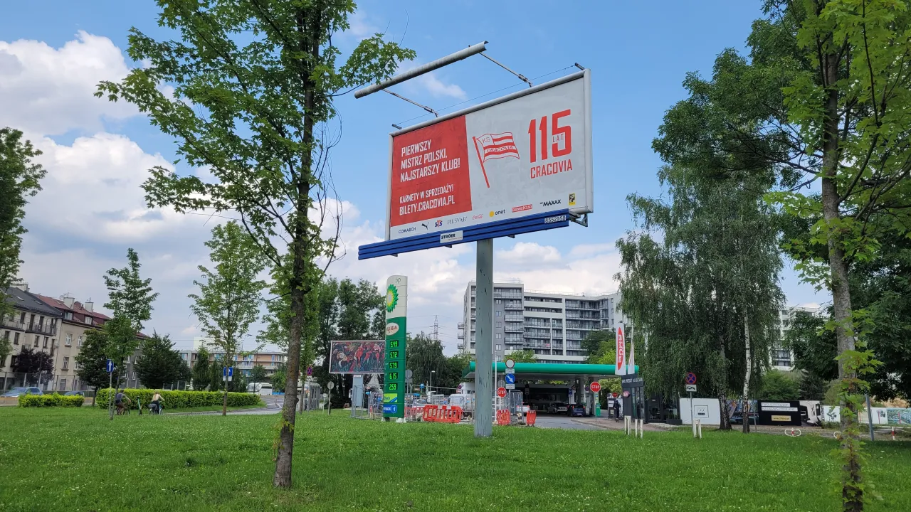 115 billboardów promuje sprzedaż pasiastych Karnetów