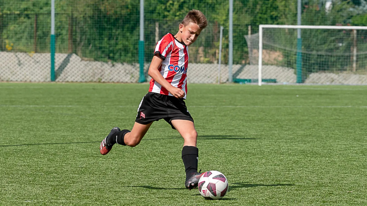 Trampkarze młodsi Cracovii pokonują Hutnik 1