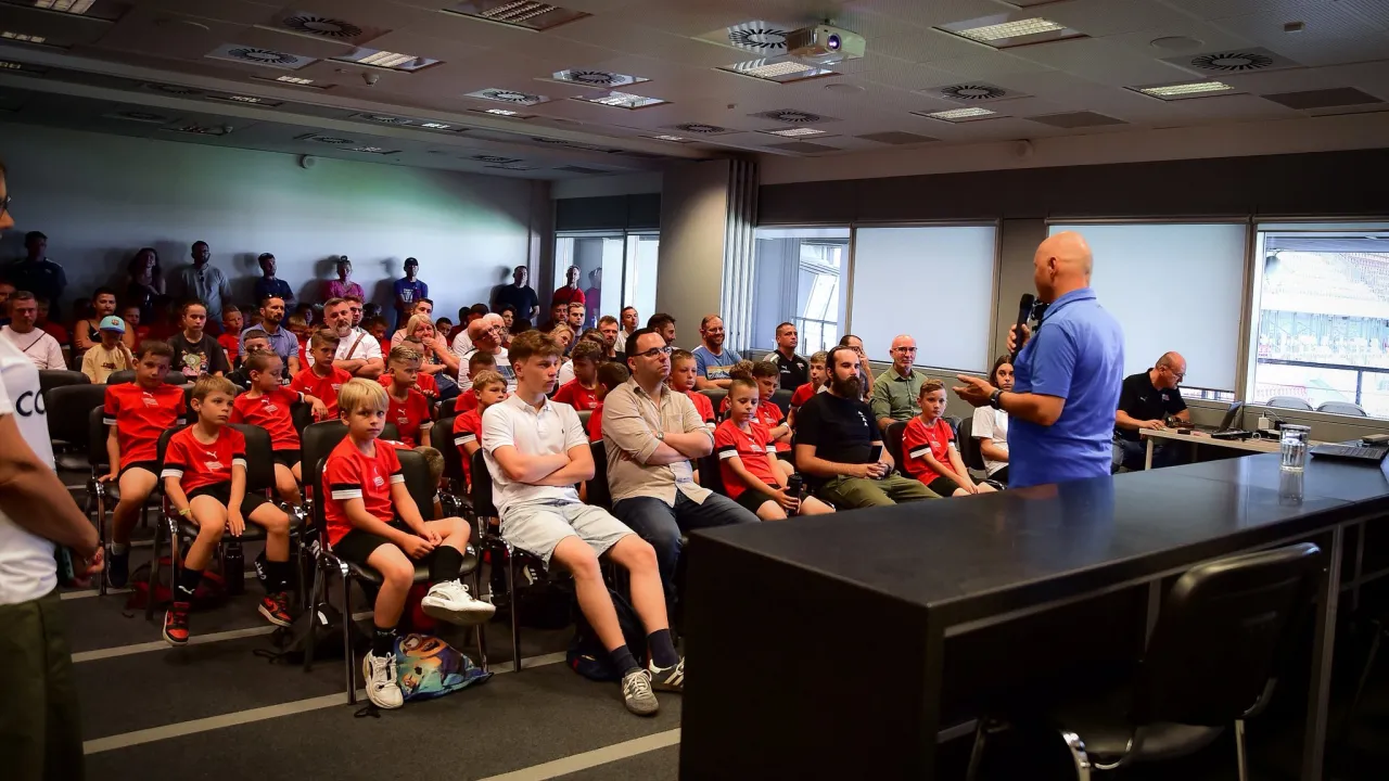 Rozwijamy wartości osobowościowe - młodzi zawodnicy Cracovii poznali historię Kurierów Tatrzańskich