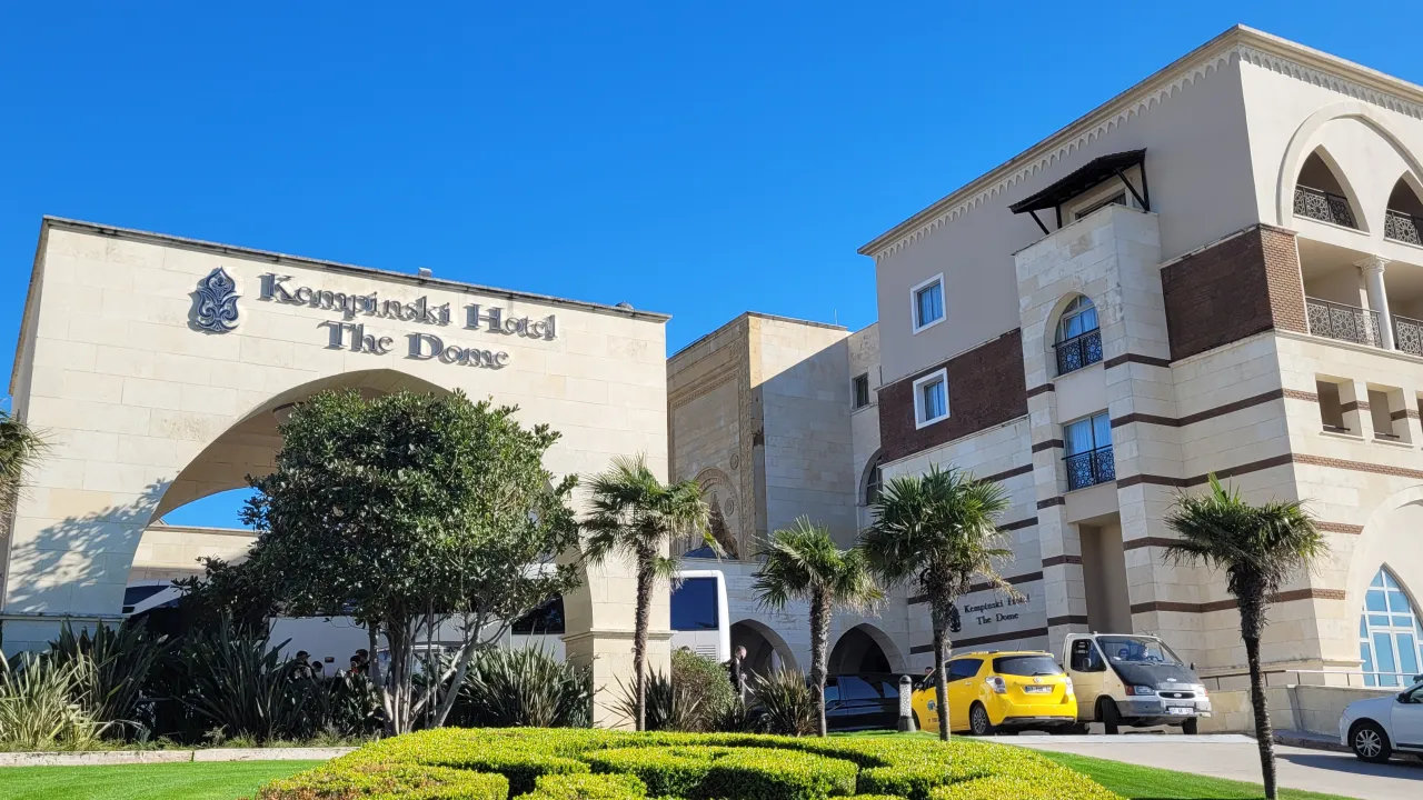 Meldujemy się w Kempinski Hotel The Dome i rozpoczynamy obóz przygotowawczy!