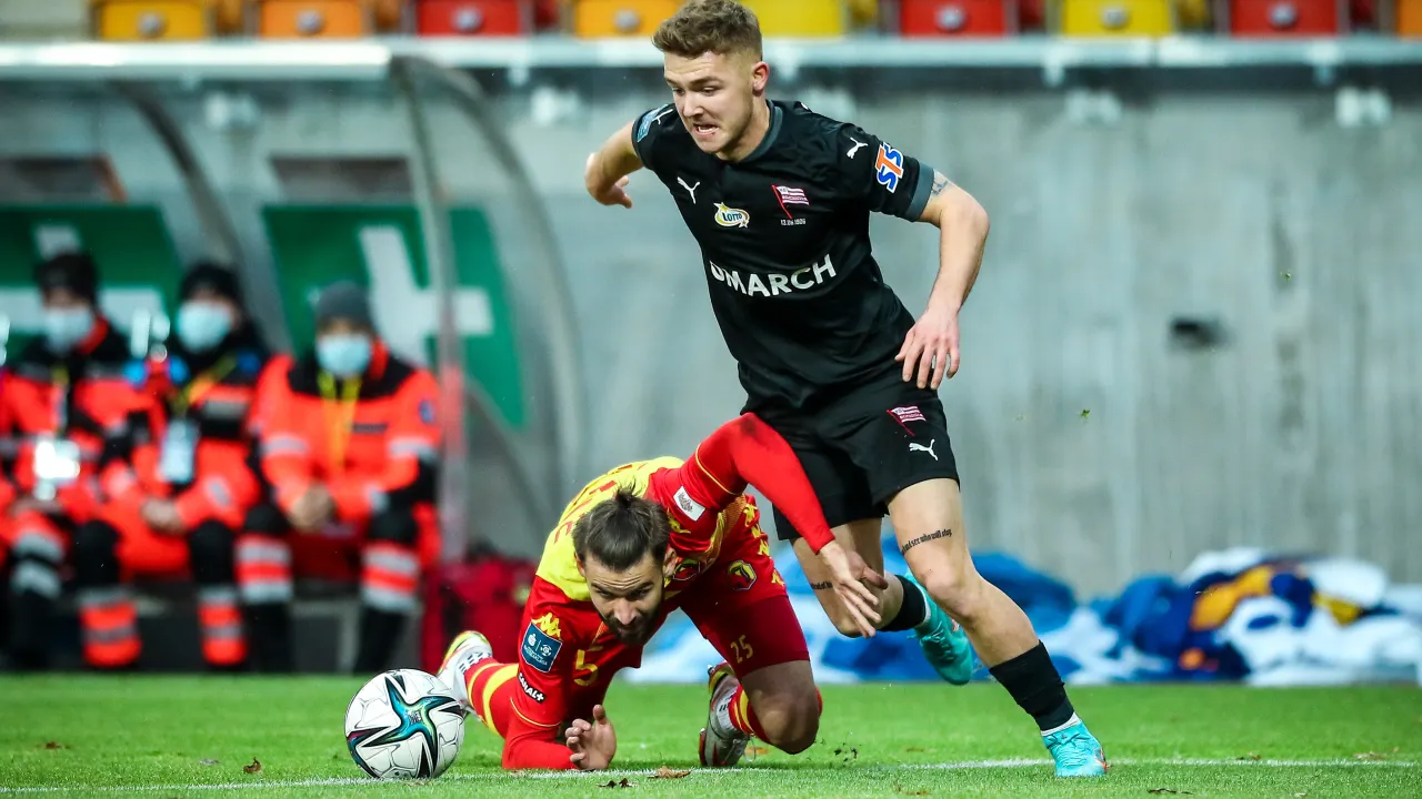 Świetna okazja Rakoczego w meczu z Jagiellonią Białystok [wideo]