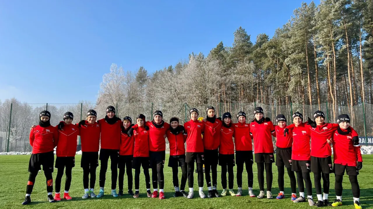 „Poza aspektem czysto sportowym zawodnicy mogą rozwijać swoją samodzielność" - za nami zimowe obozy dla najmłodszych zespolów Akademii