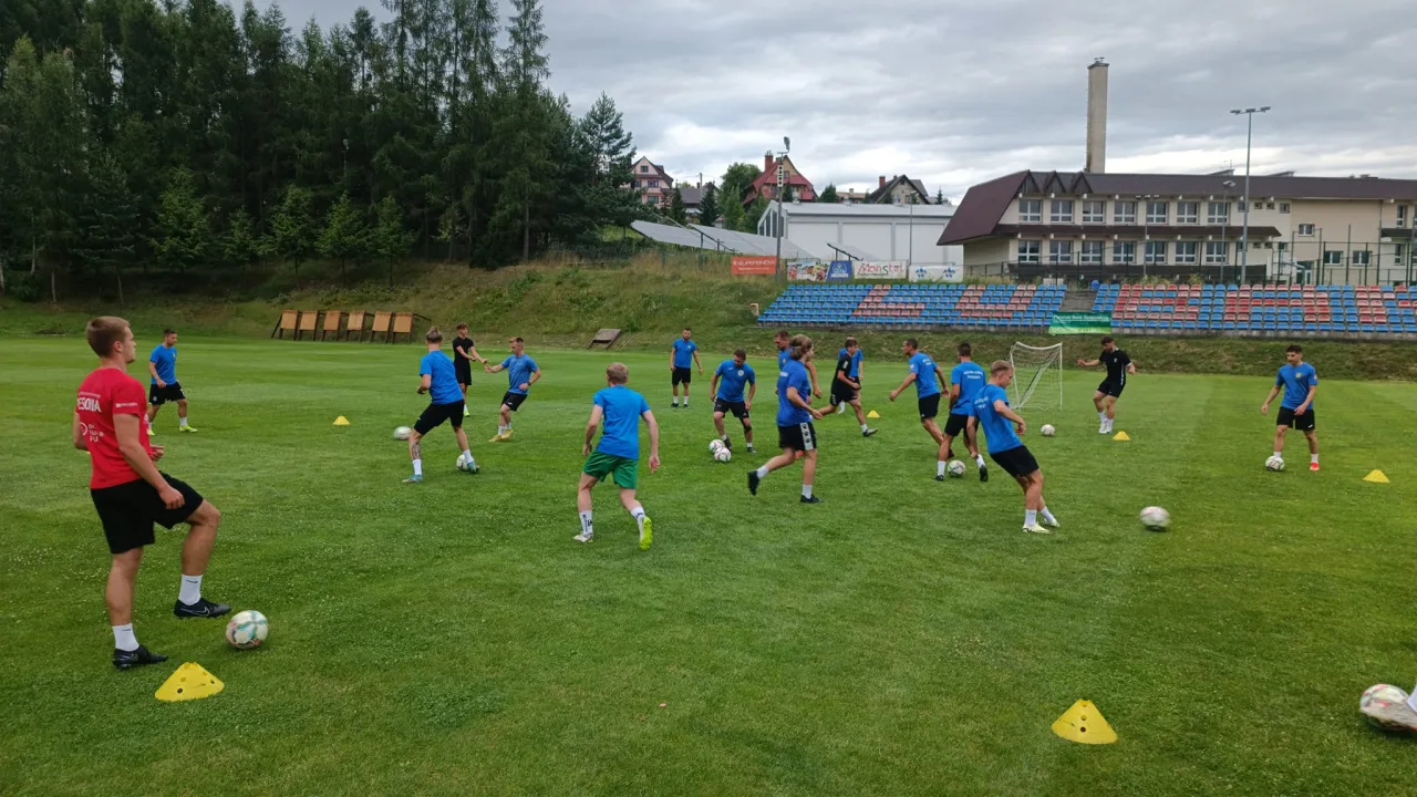 JAKO IV Liga: Malownicze Maniowy na inaugurację. Rywale mierzą wysoko