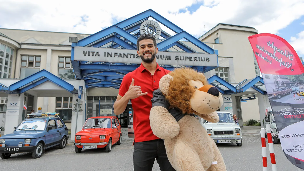 Pluszowe misie wręczone pacjentom krakowskiego szpitala