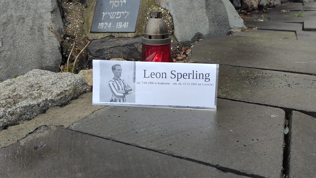 Wizyty na grobach pasiastych reprezentantów w setną rocznicę pierwszego meczu Polaków