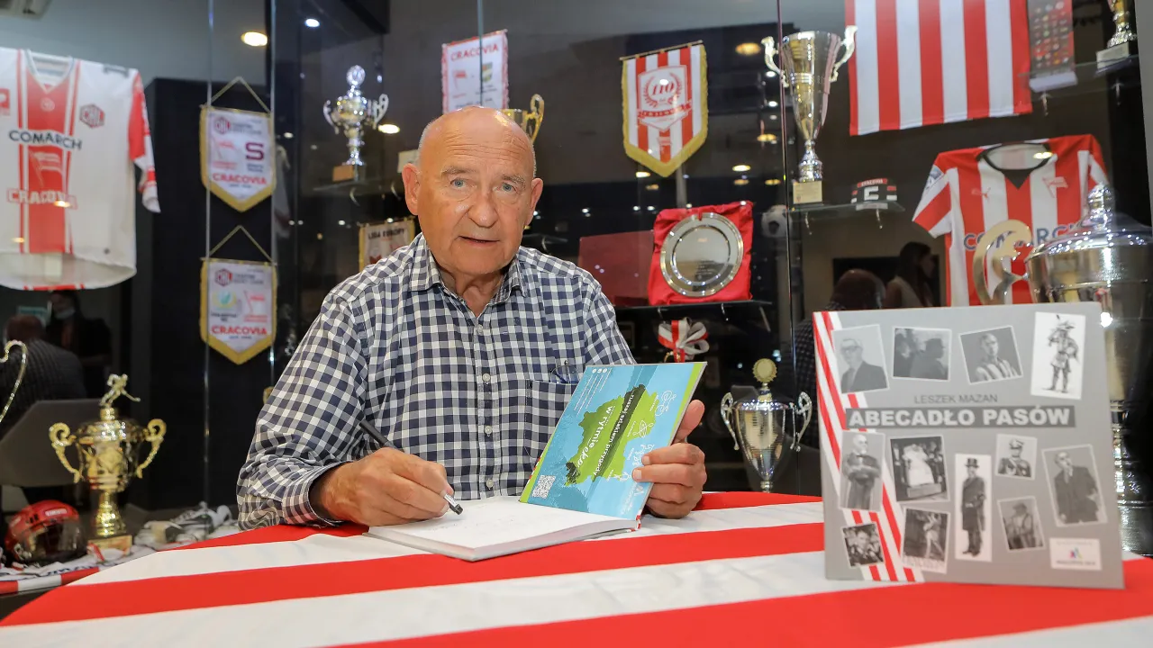 Promocja "Abecadła Pasów" podczas meczu z Górnikiem Zabrze