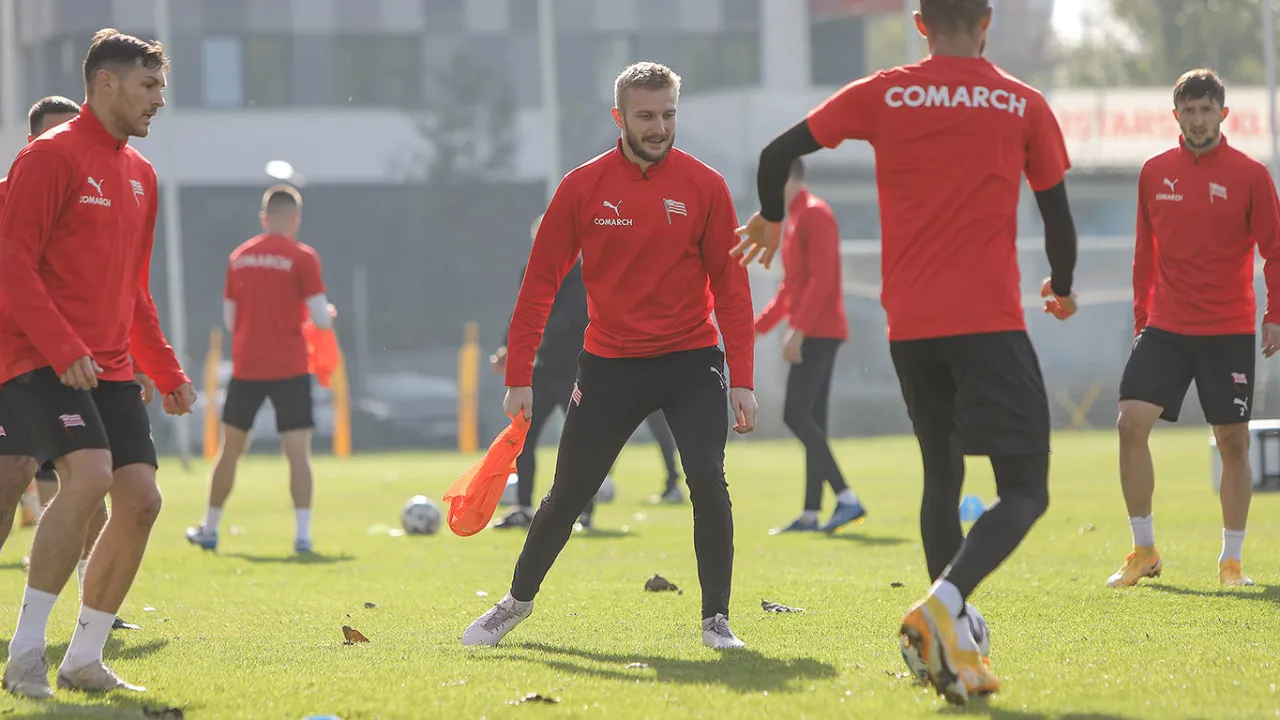 Pasy trenują przed niedzielnym meczem w Poznaniu [FOTO]