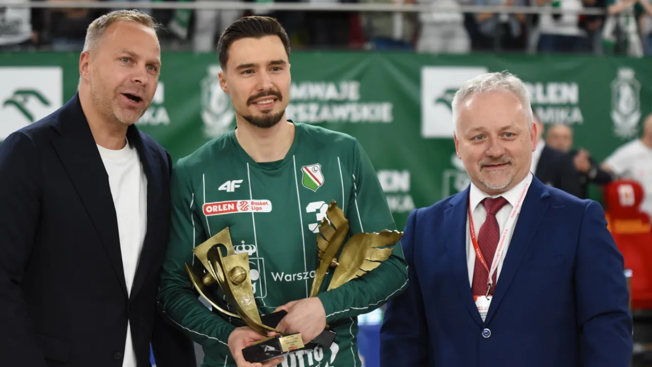 Pluta odebrał trzy statuetki z rąk prezesa ligi