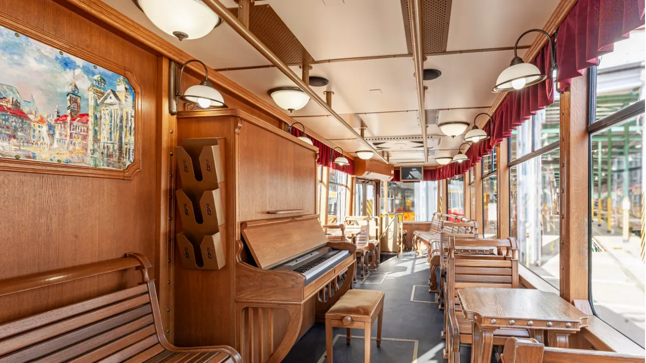 Gramy z WOŚP: Kolacja z koszykarzami Legii w zabytkowym tramwaju