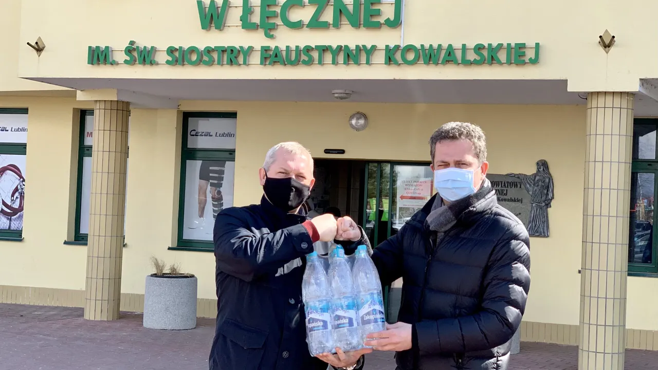 Woda dla zdrowia! Górnik przekazał wodę łęczyńskiemu szpitalowi