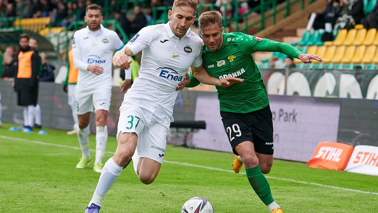 Daniel Dziwniel na dłużej w Górniku