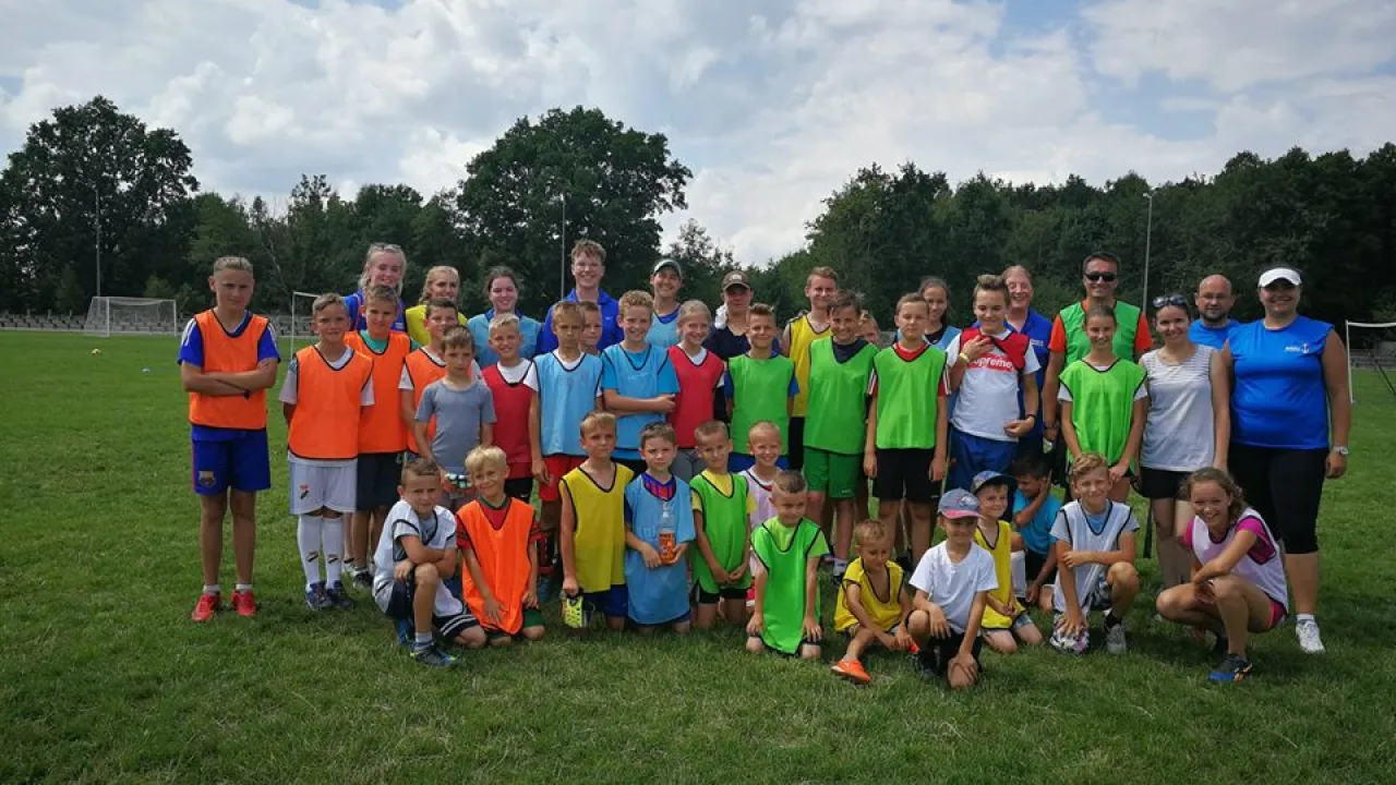 Uczestnicy Football Camp z Urszulina na meczu ze Skrą