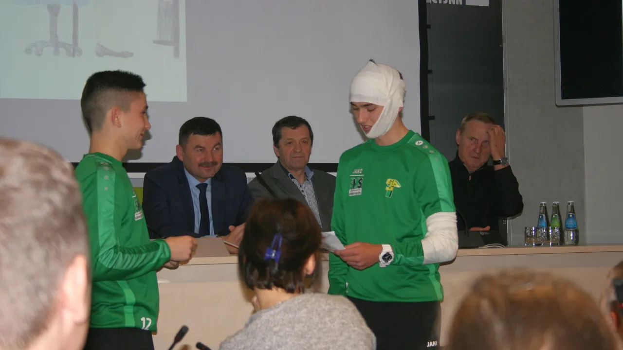 Uczniowie SMS-u z przedstawieniem „Jak bezpiecznie spędzać ferie?”