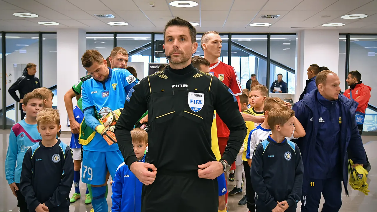 Daniel Stefański poprowadzi mecz z Arką