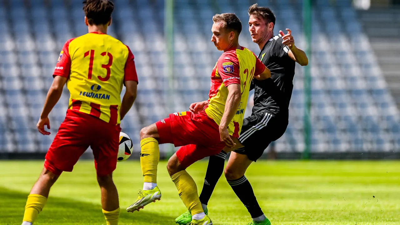 Sparing z Koroną w obiektywie