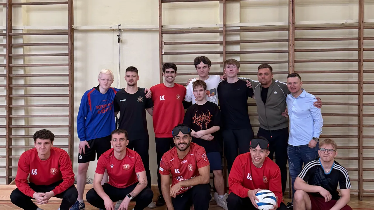 Sport bez barier: Widzewiacy z wizytą w szkole dla osób słabo widzących